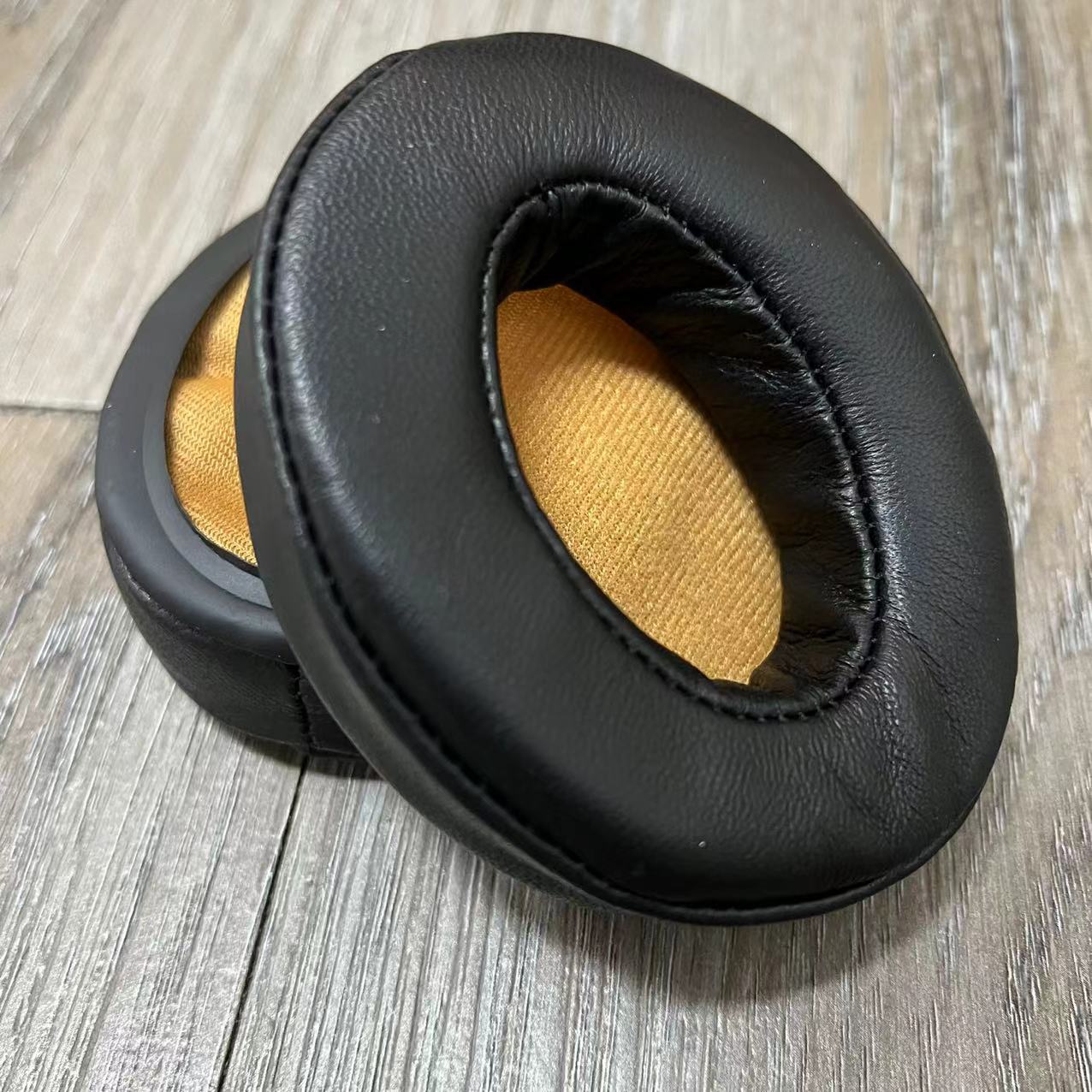 Oreillettes en cuir de mouton  - Sennheiser Headphone Momentum 4 avis et prix